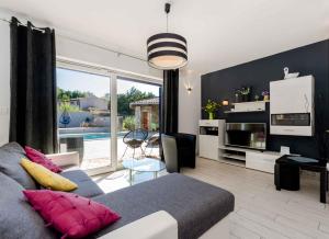 un salon avec un canapé et une grande fenêtre dans l'établissement Holiday home in Krsan 8887, à Kršan