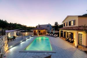 une piscine dans une cour avec une maison dans l'établissement Holiday home in Krsan 8887, à Kršan