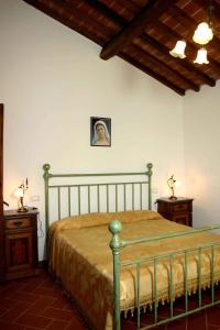 モンテ・サン・サヴィーノにあるHoliday home in Monte San Savino 23547のベッドルーム1室(ベッド1台付)、2泊分のスタンド(ランプ付)