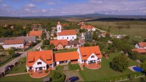 uma vista aérea de uma grande casa com telhados laranja em Holiday home Nagyvazsony/Balaton 20231 em Nagyvázsony