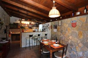 Dobrinj的住宿－Holiday home in Dobrinj/Insel Krk 27652，一间设有桌椅和石墙的用餐室