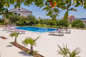 Bazén v ubytovaní Apartment in Seget Donji 7430 alebo v jeho blízkosti