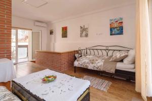 Χώρος καθιστικού στο Holiday home in Saftici 26679 +41 φωτογραφίες