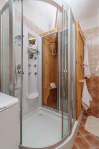 Ένα μπάνιο στο Holiday home in Saftici 26679