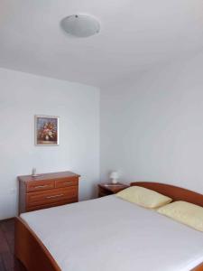 Katil atau katil-katil dalam bilik di Apartment in Lukovo Sugarje 26857 +33 gambar