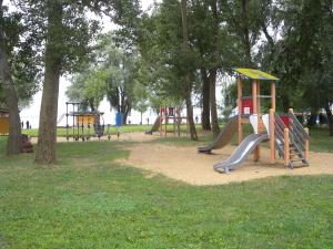 un parque con un parque infantil con toboganes y árboles en Apartment in Keszthely/Balaton 19020, en Keszthely