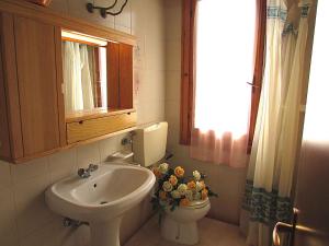 ビビオーネにあるHoliday home in Bibione 24439のバスルーム(洗面台、トイレ付)、窓が備わります。