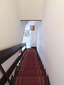 ビビオーネにあるHoliday home in Bibione 24439の赤い絨毯の階段のある廊下