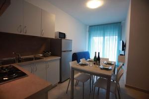 cocina con mesa y sillas y cocina con mesa y cocina en Apartments in Rosolina Mare 25008, en Rosolina Mare