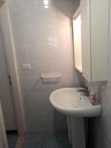 Ένα μπάνιο στο Holiday home in Eraclea Mare 25698