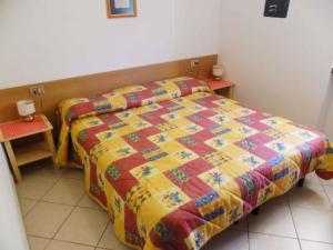 ピエーヴェ・ディ・レードロにあるApartments in Pieve di Ledro/Ledrosee 22671のベッド(布団付)が備わる客室です。