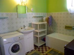 バラトンベレーニにあるHoliday home Balatonbereny/Balaton 18150のバスルーム(洗濯機、シンク付)