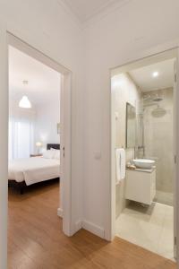 une chambre avec un lit et une salle de bain avec un lavabo dans l'établissement AL - Apartamentos Vista Mar, à Quarteira 30 autres photos