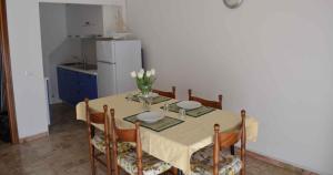 eine Küche mit einem Tisch und einer Blumenvase darauf in der Unterkunft Apartment in Eraclea Mare 25149 in Eraclea Mare