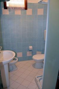 エラクレア・マーレにあるApartment in Eraclea Mare 25149のバスルーム(トイレ、洗面台付)