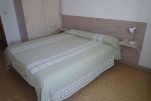 En eller flere senge i et værelse på Apartments in Eraclea Mare 25611