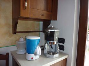 una encimera con cafetera y licuadora en Apartment Riva del Garda - Gardasee 22160, en Riva del Garda