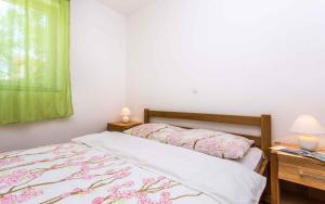 sypialnia z łóżkiem, 2 lampami i oknem w obiekcie Apartment in Silo - Insel Krk 13580 w mieście Šilo
