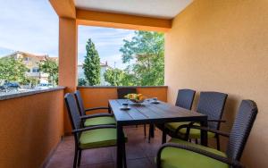 stół i krzesła na balkonie z oknem w obiekcie Apartment in Silo - Insel Krk 13580 w mieście Šilo