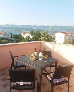 stół z kieliszkami wina na balkonie w obiekcie Apartments in Silo/Insel Krk 13513 w mieście Šilo