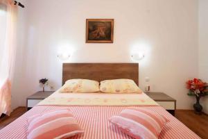 sypialnia z dużym łóżkiem z 2 poduszkami w obiekcie Apartments in Silo/Insel Krk 13513 w mieście Šilo