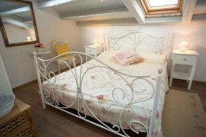 białe łóżko w pokoju z lustrem w obiekcie Apartment in Rovinj/Istrien 11735 w Rovinj