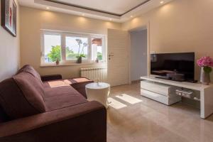TV a/nebo společenská místnost v ubytování Holiday home in Kujici/Istrien 8292