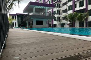 uma grande piscina no meio de um edifício em KNM Homestay Melaka em Ayer Keroh
