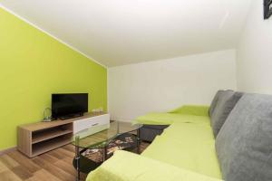 Televízia a/alebo spoločenská miestnosť v ubytovaní Apartments in Okrug Gornji 26579