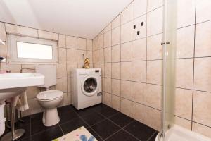 Kúpeľňa v ubytovaní Apartments in Okrug Gornji 26579 + 34 fotografií