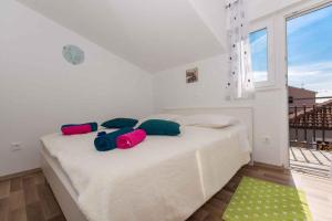 Posteľ alebo postele v izbe v ubytovaní Apartments in Okrug Gornji 26579