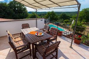 Balkón nebo terasa v ubytování Holiday home in Kujici/Istrien 8292