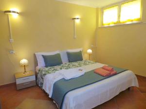 Un dormitorio con una cama grande con toallas. en One-Bedroom Holiday home in Umag - Istrien 12158, en Umag