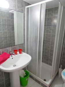 un baño con lavabo y ducha en One-Bedroom Holiday home in Umag - Istrien 12158, en Umag