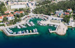 widok z lotu ptaka na marinę z łodziami na wodzie w obiekcie Apartment in Silo/Insel Krk 13583 w mieście Šilo