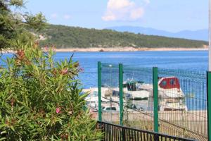 płot obok zbiornika wodnego z łodziami w obiekcie Apartment in Silo/Insel Krk 13583 w mieście Šilo +7 zdjęć