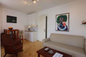 una sala de estar con un sofá y una mesa en Holiday home in Silo - Insel Krk 26695, en Šilo