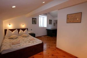 Un dormitorio con una cama grande con almohadas blancas. en Holiday home in Silo - Insel Krk 26695, en Šilo
