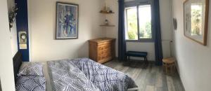Habitación pequeña con cama y ventana en Appartement à 300m du centre et des plages en Collioure