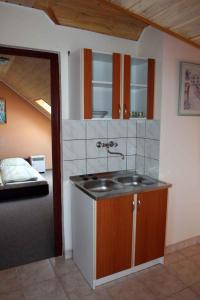 una cucina con lavandino e un letto di Apartment in Zamardi/Balaton 20369 a Zamárdi