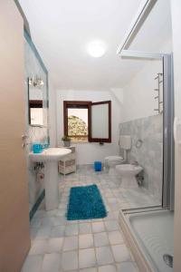 a bathroom with two toilets and a sink and a tub at Two-Bedroom Apartment in Siracusa I in Ognina