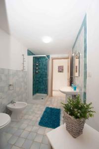 a bathroom with two sinks and a shower at Two-Bedroom Apartment in Siracusa I in Ognina
