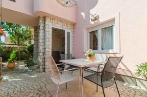 Balkón nebo terasa v ubytování Two-Bedroom Apartment in Crikvenica XCVII