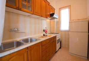 kuchnia ze zlewem i białą lodówką w obiekcie Apartment in Porec/Istrien 10031 w Poreču