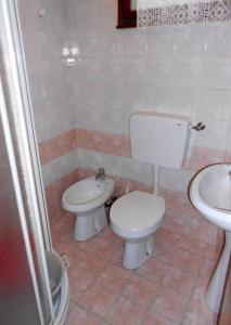 ein Bad mit einem WC und einem Waschbecken in der Unterkunft Apartment in Rosolina Mare 25092 in Rosolina Mare