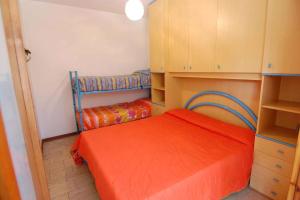 ロゾリーナ・マーレにあるApartments in Rosolina Mare 24876の小さなベッドルーム(ベッド1台付)、二段ベッド1組が備わります。