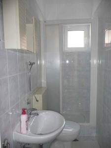 Koupelna v ubytování Two-Bedroom Apartment in Rab XXIV