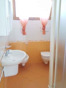 ロゾリーナ・マーレにあるApartments in Rosolina Mare 25084のバスルーム(洗面台、トイレ付)