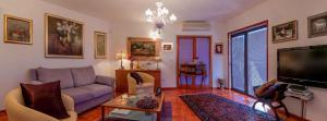 TV a/nebo společenská místnost v ubytování Holiday home in Podstrana 7300
