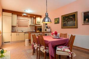 Kuchyň nebo kuchyňský kout v ubytování Holiday home in Podstrana 7300
